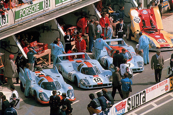 Une partie de l'armada de Stuttgart aux 24 heures du Mans 1971