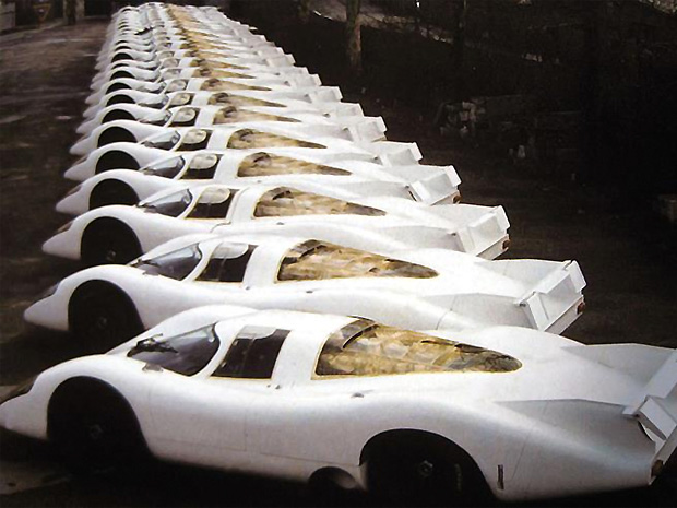 21 avril 1968 - Les 25 exemplaires de la Porsche 917 alignés dans la cour de l'usine