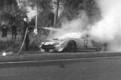 24 heures du Mans 1964 - Ford GT40 #12 - Pilotes : Jo Schlesser / Richard Attwood - Abandon