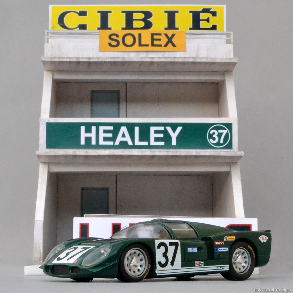 La Healey Climax SR numéro 37 devant son stand des 24 heures du Mans 1969