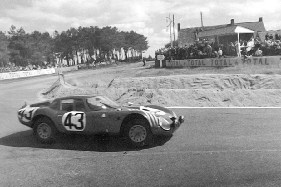 [AIRFIX] FORD Mk 4 Le MANS 1967 1/25ème  Réf 06445 - Page 2 Alfa-Romeo-TZ2-43-LM65-16
