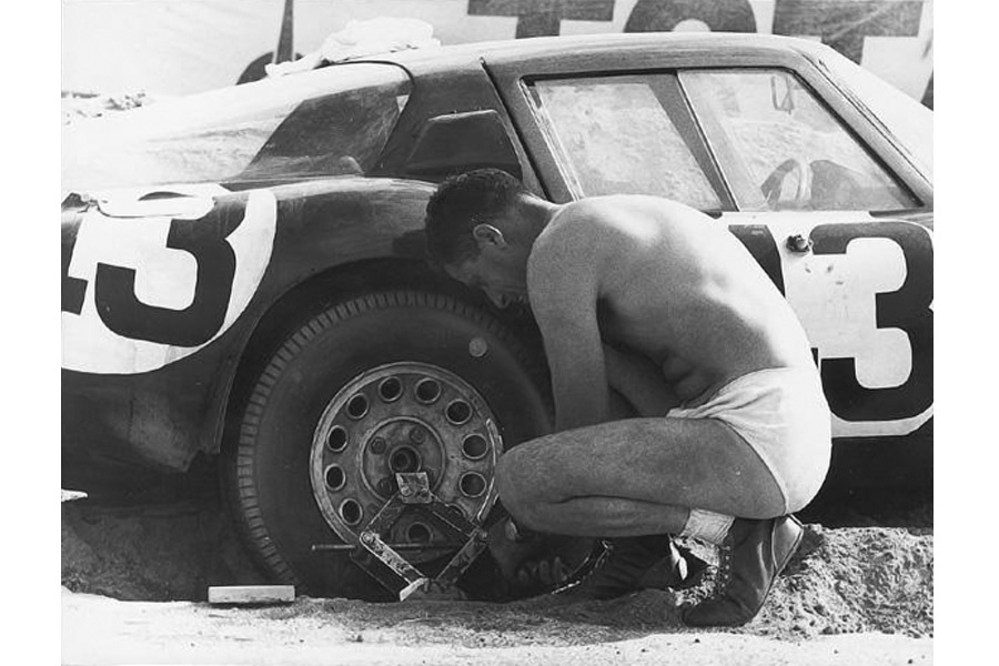 [AIRFIX] FORD Mk 4 Le MANS 1967 1/25ème  Réf 06445 - Page 2 Alfa-Romeo-TZ2-43-LM65-20