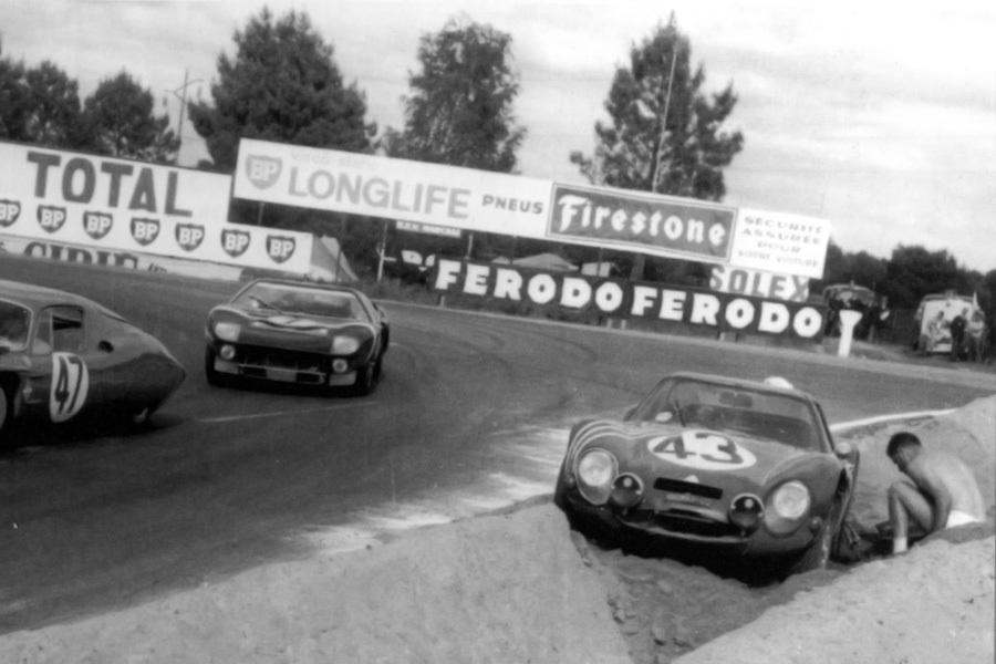 [AIRFIX] FORD Mk 4 Le MANS 1967 1/25ème  Réf 06445 - Page 2 Alfa-Romeo-TZ2-43-LM65-7