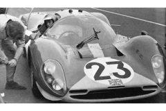 24 heures du Mans 1967 - Ferrari 412P #25 - Pilotes : Richard Attwood / Piers Courage - Abandon